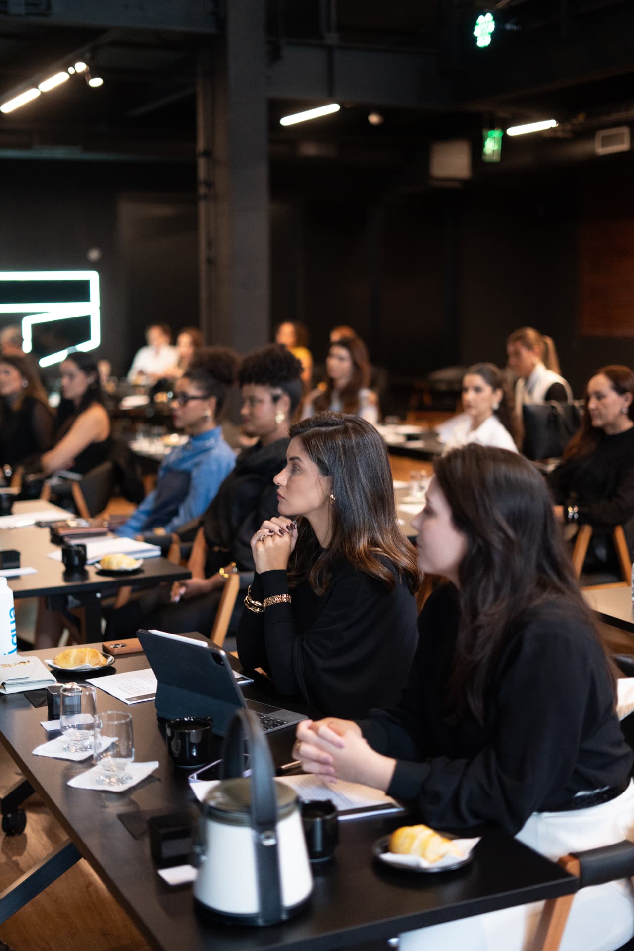 Alunas atentas durante um encontro da Ak Stylist Academy